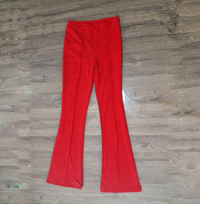 Pantalon rojo acampanado