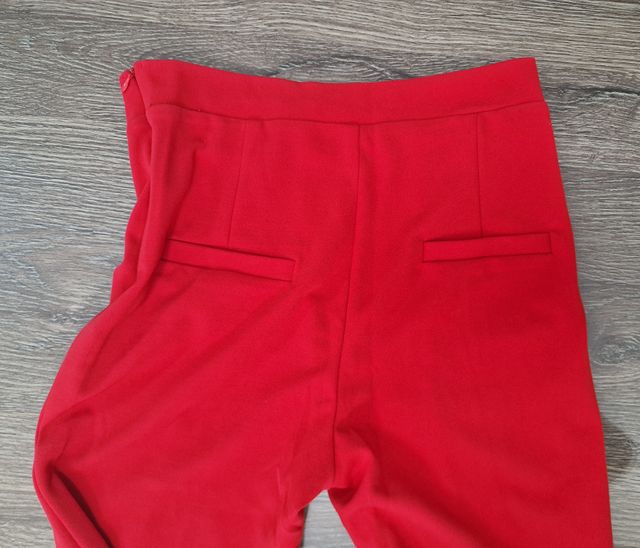 Pantalon rojo acampanado