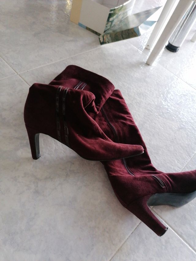 botas de ante color vino