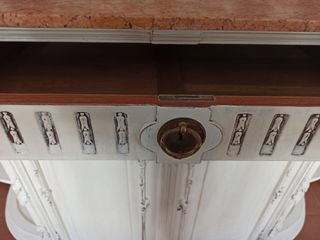 mueble antiguo pintado.