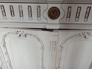 mueble antiguo pintado.
