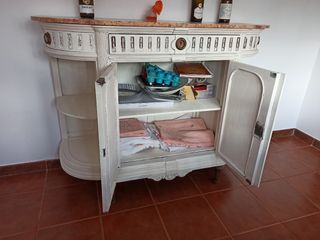 mueble antiguo pintado.