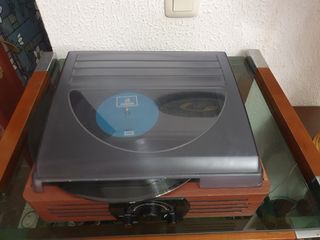 Escucha vinilos.Tocadiscos