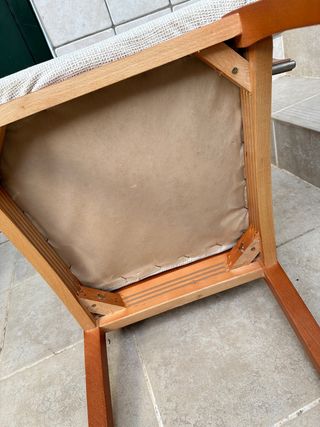 Silla con reposabrazos.