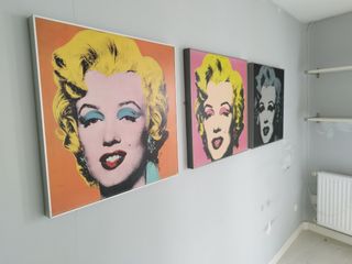 Cuadros y espejo pared