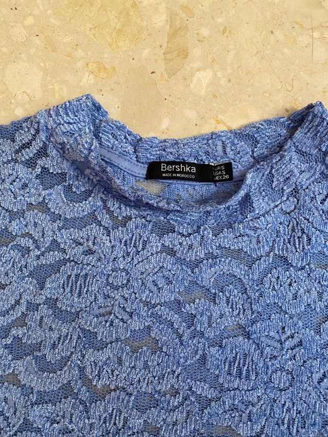 Camiseta azul de encaje