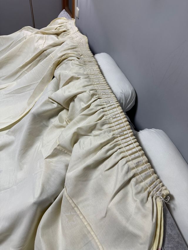 Dos cortinas unidas más dos cojines infantiles