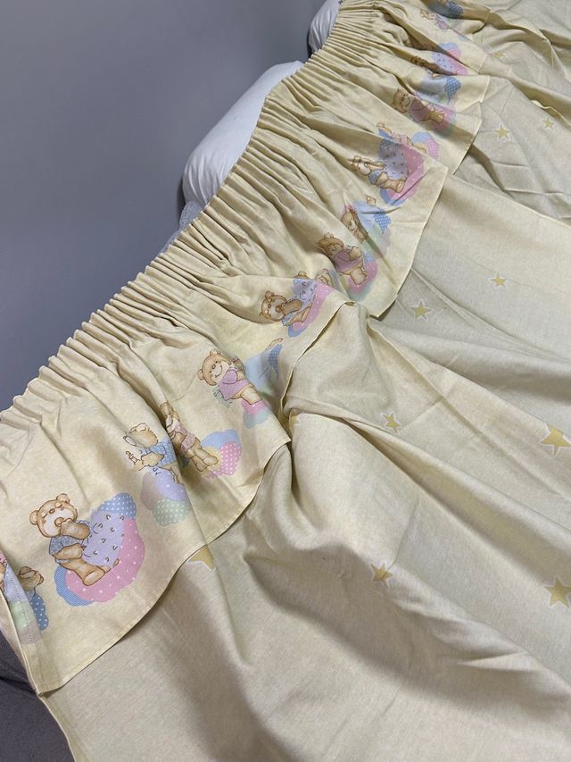 Dos cortinas unidas más dos cojines infantiles