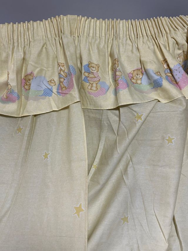 Dos cortinas unidas más dos cojines infantiles