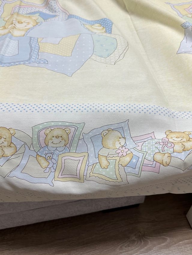 Dos cortinas unidas más dos cojines infantiles