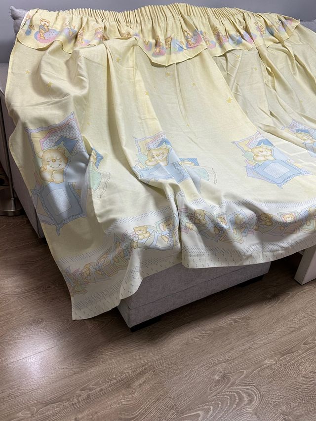 Dos cortinas unidas más dos cojines infantiles