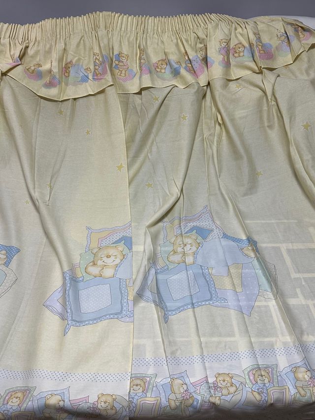 Dos cortinas unidas más dos cojines infantiles