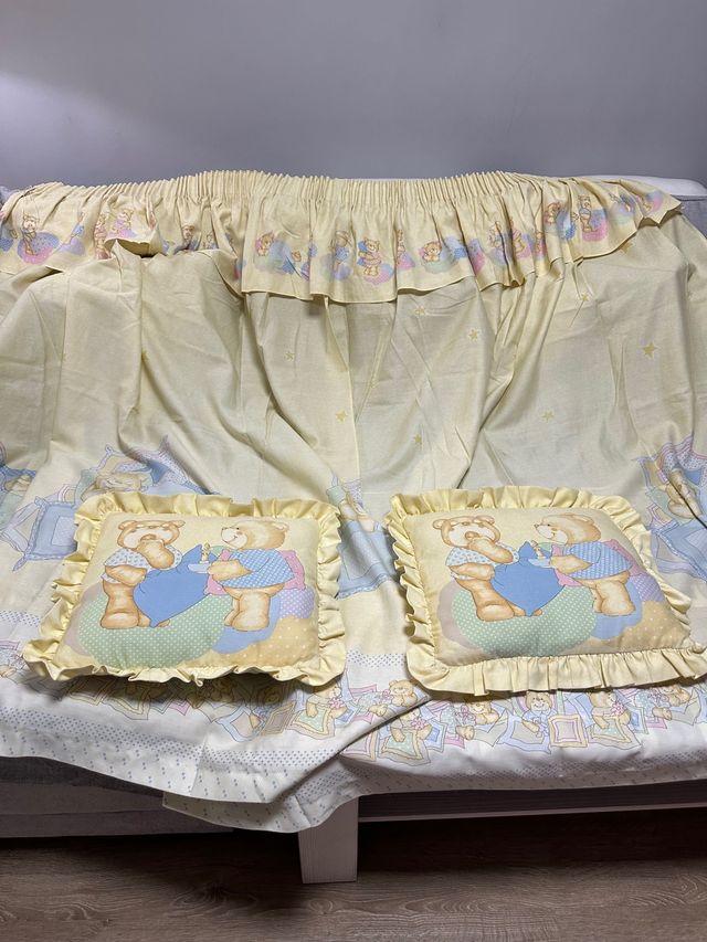 Dos cortinas unidas más dos cojines infantiles