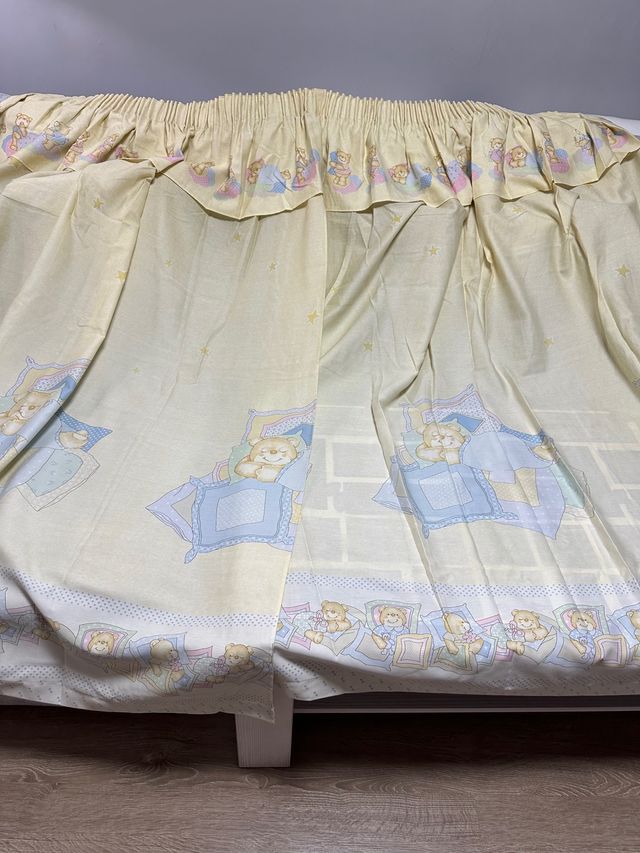 Dos cortinas unidas más dos cojines infantiles