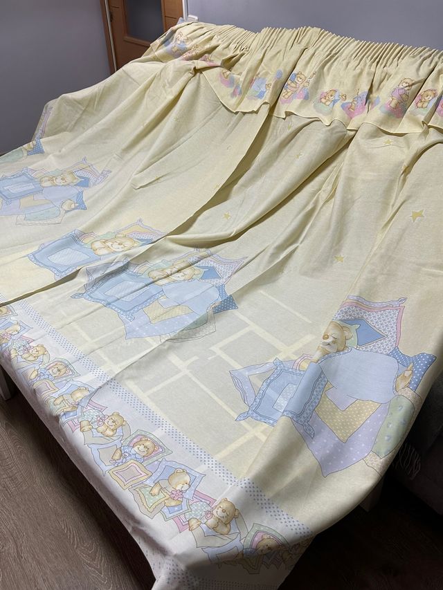 Dos cortinas unidas más dos cojines infantiles