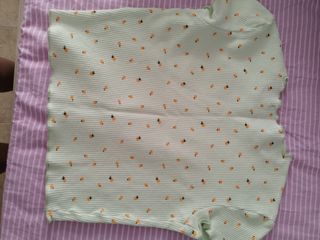 Camiseta corta verde claro con puntos naranjas Ber