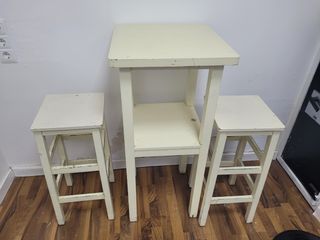 lote sillas y mesa alta