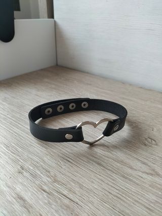 Collar choker de cuero con corazón 