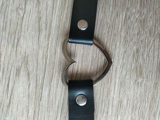 Collar choker de cuero con corazón 