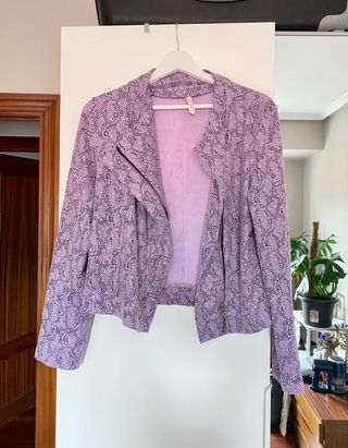 Cazadora efecto ante/estampado serpiente