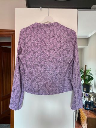 Cazadora efecto ante/estampado serpiente