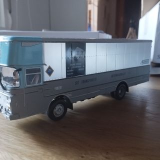 Miniaturas de camiones antiguos