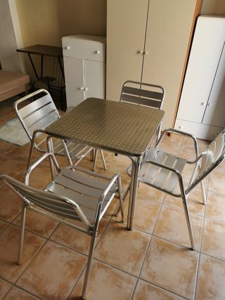 Conjunto mesa y sillas