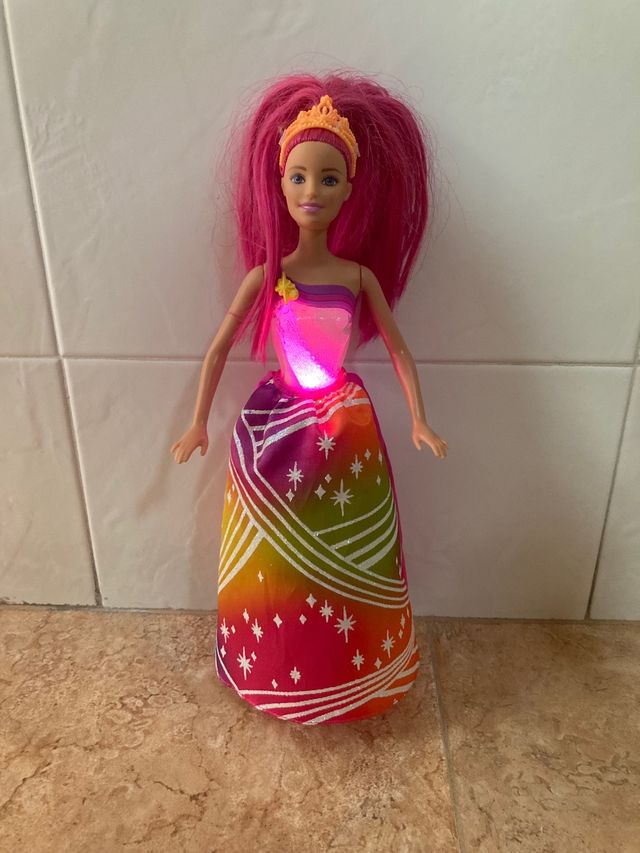 Barbie arcoíris con luz y música y zapatos