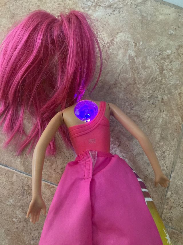 Barbie arcoíris con luz y música y zapatos