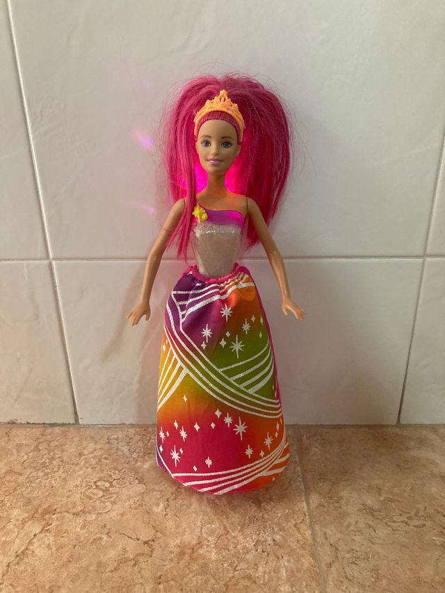 Barbie arcoíris con luz y música y zapatos
