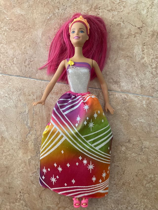 Barbie arcoíris con luz y música y zapatos