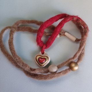 Collana o bracciale Thun con cuore centrale.
