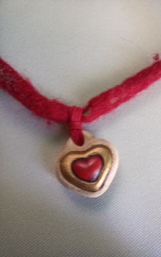 Collana o bracciale Thun con cuore centrale.