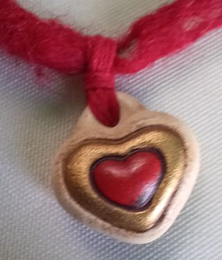 Collana o bracciale Thun con cuore centrale.