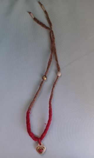 Collana o bracciale Thun con cuore centrale.