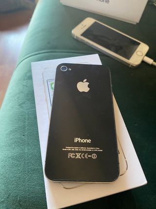 iphone 4, negro, con funda. Sin caja.