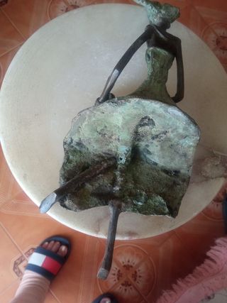 FIGURA BRONCE BURKINA MUJER SENTADA