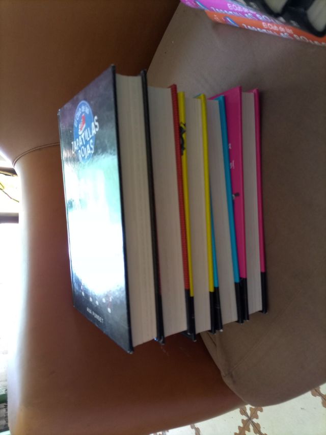 4  LIBROS : EL CLUB DE LAS ZAPATILLAS ROJAS