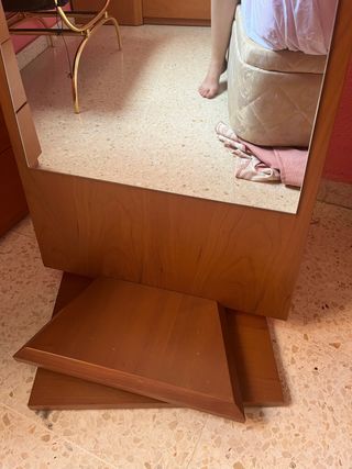 Espejo de pie de cuerpo entero con base giratoria.