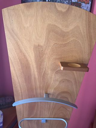 Espejo de pie de cuerpo entero con base giratoria.