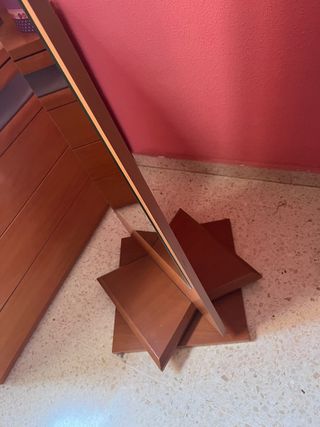 Espejo de pie de cuerpo entero con base giratoria.