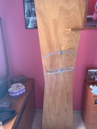 Espejo de pie de cuerpo entero con base giratoria.