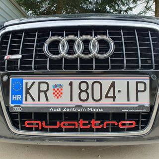 Insignia rejilla delantera Audi con logo Quattro.