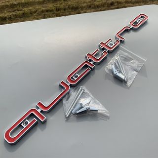 Insignia rejilla delantera Audi con logo Quattro.