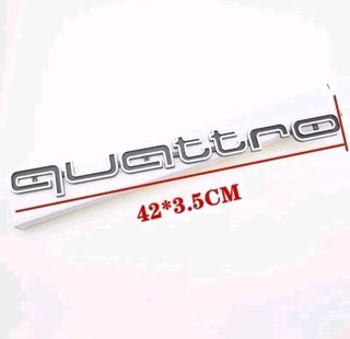 Insignia rejilla delantera Audi con logo Quattro.