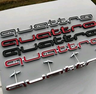 Insignia rejilla delantera Audi con logo Quattro.