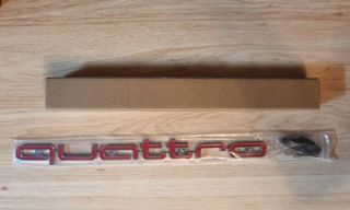 Insignia rejilla delantera Audi con logo Quattro.
