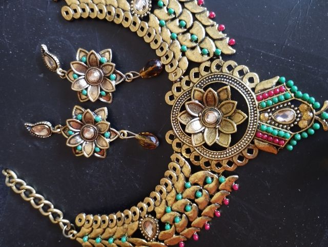 Conjunto collar y pendientes.