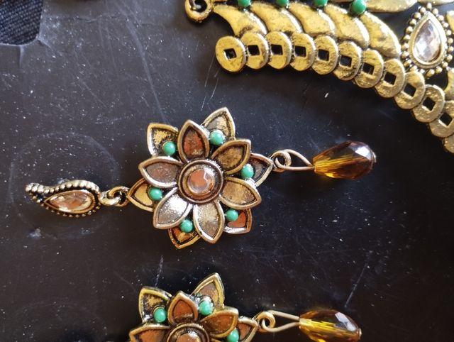 Conjunto collar y pendientes.