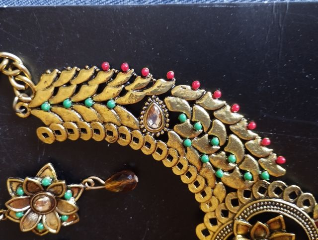 Conjunto collar y pendientes.